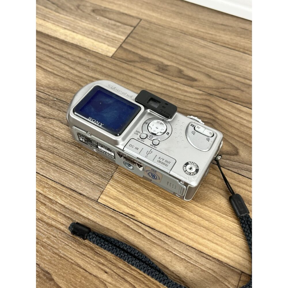 Sony Cyber-shot DSC-P9 4.0MP Digital Camera - Silver No Charger - Picture 8 of 10